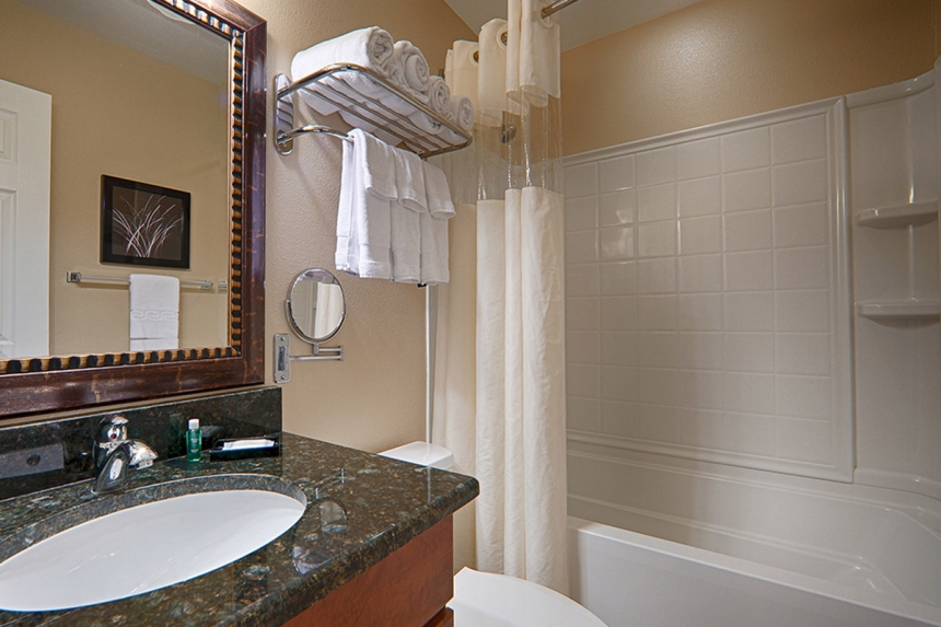 /hotelphotos/thumb-860x573-223145-Saratoga RV Bathroom 2Beds.jpg