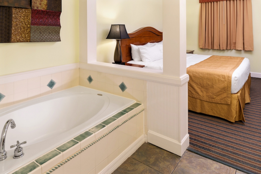/hotelphotos/thumb-860x573-278672-Grand_Beach_3_Bedroom_bath3.jpg